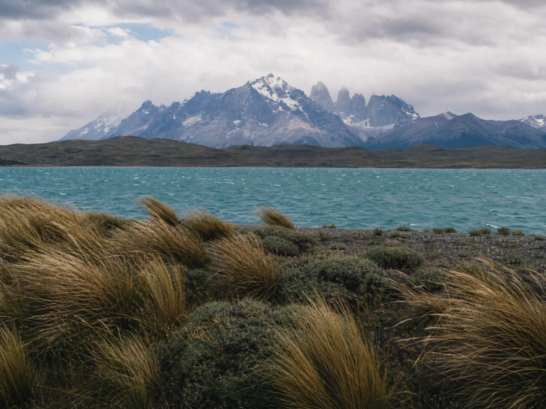 Lago patagónico y montañas